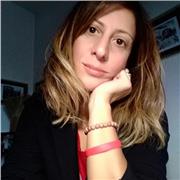 Docente di storia dell'arte impartisce lezioni per alunni di scuola secondaria di primo e secondo grado